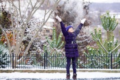Het mooie jonge meisje spelen met sneeuw in park royalty-vrije stock foto Het mooie jonge meisje spelen met sneeuw in park royalty-vrije stock foto