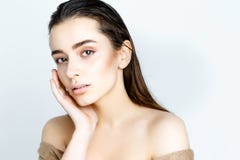 Het mooie jonge model met lang nat haar, lichte make-up, de verse zomer kijkt met vochtig strandkapsel stock foto Het mooie jonge model met lang nat haar, lichte make-up, de verse zomer kijkt met vochtig strandkapsel stock foto