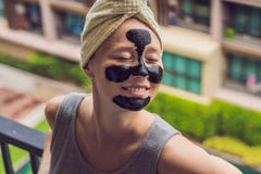 Het mooie jonge vrouw ontspannen met gezichtsmasker thuis Gelukkige blije vrouw die zwart masker op gezicht toepassen royalty-vrije stock foto's Het mooie jonge vrouw ontspannen met gezichtsmasker thuis Gelukkige blije vrouw die zwart masker op gezicht toepassen royalty-vrije stock foto's