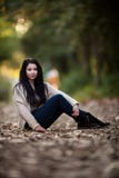 Het mooie Jonge vrouw Stellen met positieve houding en Wonderfu Royalty-vrije Stock Fotografie Het mooie Jonge vrouw Stellen met positieve houding en Wonderfu Royalty-vrije Stock Fotografie