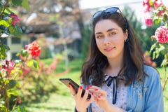 Het mooie jonge vrouw typen op telefoon Rozen op background De ruimte van het exemplaar Concept moderne technologie en Internet S royalty-vrije stock fotografie Het mooie jonge vrouw typen op telefoon Rozen op background De ruimte van het exemplaar Concept moderne technologie en Internet S royalty-vrije stock fotografie