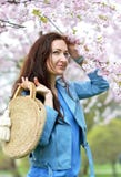 Het mooie Mooie Kaukasische Vrouw Bevindende Stellen op de Achtergrond van de Bloeiende Kers van Japan stock foto Het mooie Mooie Kaukasische Vrouw Bevindende Stellen op de Achtergrond van de Bloeiende Kers van Japan stock foto