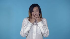 Het mooie Koreaanse wijfje toont angst stock video Het mooie Koreaanse wijfje toont angst stock video