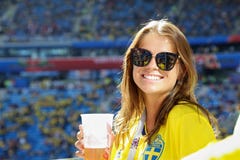 Het mooie meisje steunen van nationaal de voetbalteam van Zweden royalty-vrije stock foto's Het mooie meisje steunen van nationaal de voetbalteam van Zweden royalty-vrije stock foto's