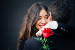 Het mooie paar in liefde met nam toe Stock Foto's Het mooie paar in liefde met nam toe Stock Foto's