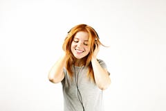 Het mooie rode geleide jonge vrouw stellen, het tonen van emotionele gelaatsuitdrukkingen en het maken van grappige gezichten, di stock foto's Het mooie rode geleide jonge vrouw stellen, het tonen van emotionele gelaatsuitdrukkingen en het maken van grappige gezichten, di stock foto's