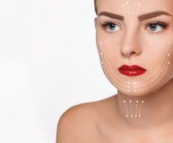 Het mooie vrouwengezicht met pijlen sluit omhoog over witte achtergrond stock fotografie Het mooie vrouwengezicht met pijlen sluit omhoog over witte achtergrond stock fotografie