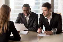 Het multiraciale zwart-witte koppensnellersrecruiters interviewen royalty-vrije stock foto's Het multiraciale zwart-witte koppensnellersrecruiters interviewen royalty-vrije stock foto's