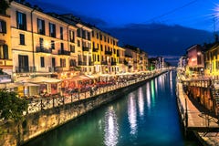 Het nachtleven van Milaan in Navigli Italië Stock Fotografie Het nachtleven van Milaan in Navigli Italië Stock Fotografie