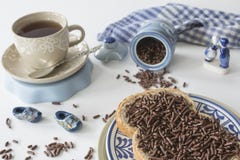 Het Nederlandse ontbijt met brood en de chocolade begroeten hagelslag, thee en de Blauwe herinnering van Delfts stock foto Het Nederlandse ontbijt met brood en de chocolade begroeten hagelslag, thee en de Blauwe herinnering van Delfts stock foto
