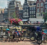 Het nemen van een gang door de straten van Amsterdam royalty-vrije stock foto Het nemen van een gang door de straten van Amsterdam royalty-vrije stock foto
