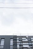 Het onder ogen zien van de werken, installatie van materiaal, steiger Bouw en van de bouwdiensten concept, plaats voor tekst isol royalty-vrije stock afbeeldingen Het onder ogen zien van de werken, installatie van materiaal, steiger Bouw en van de bouwdiensten concept, plaats voor tekst isol royalty-vrije stock afbeeldingen