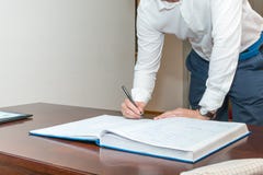 Het ondertekenen van registratie van huwelijk stock afbeelding Het ondertekenen van registratie van huwelijk stock afbeelding