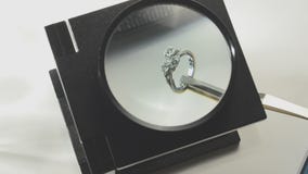 Het onderzoeken van diamantring Het onderzoeken van diamantring
