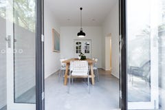 Het onderzoeken van eigentijdse eetkamer door Franse deuren van stock foto's Het onderzoeken van eigentijdse eetkamer door Franse deuren van stock foto's