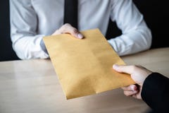 Het oneerlijke bedriegen in bedrijfs onwettig geld, Zakenman die steekpenningsgeld in envelop geven aan bedrijfsmensen om succes stock afbeelding Het oneerlijke bedriegen in bedrijfs onwettig geld, Zakenman die steekpenningsgeld in envelop geven aan bedrijfsmensen om succes stock afbeelding