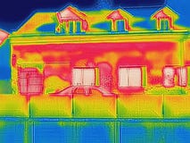 Het ontdekken van Hitteverlies buiten de bouw stock foto's Het ontdekken van Hitteverlies buiten de bouw stock foto's
