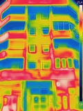 Het ontdekken van Hitteverlies buiten de bouw van Thermisch Gebruiken kwam stock afbeeldingen Het ontdekken van Hitteverlies buiten de bouw van Thermisch Gebruiken kwam stock afbeeldingen
