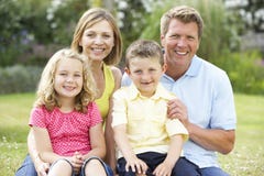 Het ontspannen van de familie in platteland stock afbeelding Het ontspannen van de familie in platteland stock afbeelding