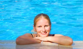 Het ontspannen van de vrouw in blauwe openlucht het zwemmen waterpool royalty-vrije stock foto's Het ontspannen van de vrouw in blauwe openlucht het zwemmen waterpool royalty-vrije stock foto's