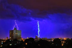 Het Onweer van de bliksem over stad royalty-vrije stock afbeelding Het Onweer van de bliksem over stad royalty-vrije stock afbeelding