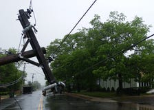 Het onweer veroorzaakte strenge schade aan elektrische polen dalende schuine stand stock foto's Het onweer veroorzaakte strenge schade aan elektrische polen dalende schuine stand stock foto's