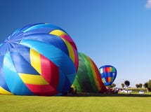 Het opblazen van Hete Luchtballons stock afbeeldingen Het opblazen van Hete Luchtballons stock afbeeldingen