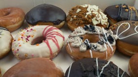 Het openen van Doos van Gemengde Donuts stock footage Het openen van Doos van Gemengde Donuts stock footage