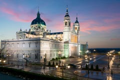 Het oriëntatiepunt van Madrid bij nacht Landschap van Santa Maria la Real de La stock foto Het oriëntatiepunt van Madrid bij nacht Landschap van Santa Maria la Real de La stock foto