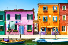 Het oriëntatiepunt van Venetië, Burano-eilandkanaal, kleurrijke huizen en boot, stock afbeeldingen Het oriëntatiepunt van Venetië, Burano-eilandkanaal, kleurrijke huizen en boot, stock afbeeldingen