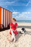 Het overzees van de het strandcabine van de meisjeshond, De Panne, België royalty-vrije stock foto's Het overzees van de het strandcabine van de meisjeshond, De Panne, België royalty-vrije stock foto's