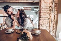 Het paar brengt tijd in koffie door stock foto's Het paar brengt tijd in koffie door stock foto's