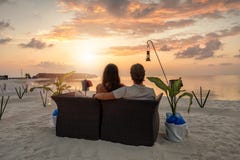 Het paar heeft een romantische opstelling van het zonsondergangdiner stock fotografie Het paar heeft een romantische opstelling van het zonsondergangdiner stock fotografie