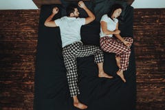 Het paar ligt en slaapt op Bed royalty-vrije stock foto Het paar ligt en slaapt op Bed royalty-vrije stock foto
