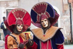 Het paar van masker met cirkelhutten en rood en blauw kleedt zich royalty-vrije stock afbeeldingen Het paar van masker met cirkelhutten en rood en blauw kleedt zich royalty-vrije stock afbeeldingen