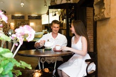 Het paar van Nice in een kleine koffie stock foto Het paar van Nice in een kleine koffie stock foto