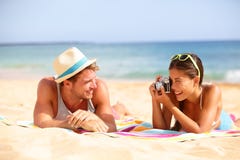 Het paarreis van de strandpret - vrouw die foto nemen stock fotografie Het paarreis van de strandpret - vrouw die foto nemen stock fotografie