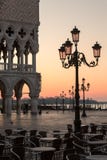 Het Paleis van de doge bij zonsopgang in Venetië, Italië royalty-vrije stock foto's Het Paleis van de doge bij zonsopgang in Venetië, Italië royalty-vrije stock foto's