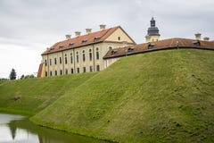 Het paleis van het Nesvezhkasteel en kasteel complex architecturaal monument van Wit-Rusland royalty-vrije stock afbeelding Het paleis van het Nesvezhkasteel en kasteel complex architecturaal monument van Wit-Rusland royalty-vrije stock afbeelding