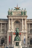 Het paleis van Neueburg met het ruiterstandbeeld stock afbeeldingen Het paleis van Neueburg met het ruiterstandbeeld stock afbeeldingen