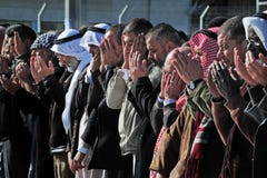 Het Palestijnse Bidden van Mensen stock afbeeldingen Het Palestijnse Bidden van Mensen stock afbeeldingen