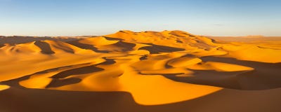 Het Panorama van de woestijn - de Duinen van het Zand - de Sahara, Libië stock foto's Het Panorama van de woestijn - de Duinen van het Zand - de Sahara, Libië stock foto's