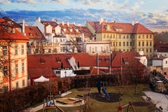 Het panorama van Praag met jonge geitjesspeelplaats Het vermaak en de vrije tijd van kinderen in Praag, Tsjechische Republiek royalty-vrije stock fotografie Het panorama van Praag met jonge geitjesspeelplaats Het vermaak en de vrije tijd van kinderen in Praag, Tsjechische Republiek royalty-vrije stock fotografie
