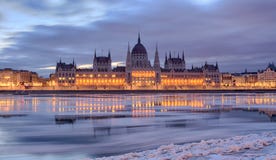 Het Parlement die van Boedapest frontale mening in de winter bouwen stock foto Het Parlement die van Boedapest frontale mening in de winter bouwen stock foto
