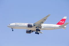 Het passagiersvliegtuig komt te landen Royalty-vrije Stock Foto Het passagiersvliegtuig komt te landen Royalty-vrije Stock Foto