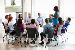 Het Personeelsvergadering van onderneemsteraddressing multi-cultural office royalty-vrije stock afbeelding Het Personeelsvergadering van onderneemsteraddressing multi-cultural office royalty-vrije stock afbeelding