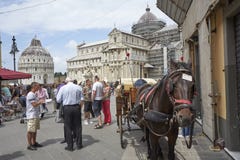 Het pisa-vervoer is klaar om toeristen rond de stad te vervoeren royalty-vrije stock fotografie Het pisa-vervoer is klaar om toeristen rond de stad te vervoeren royalty-vrije stock fotografie