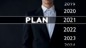 Het plan voor 2021, zakenman kiest dossier op het virtuele scherm, startstrategie royalty-vrije stock fotografie Het plan voor 2021, zakenman kiest dossier op het virtuele scherm, startstrategie royalty-vrije stock fotografie