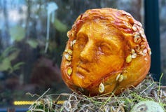 Het plastische hoofd is gesneden van een oranje pompoen stock afbeelding Het plastische hoofd is gesneden van een oranje pompoen stock afbeelding