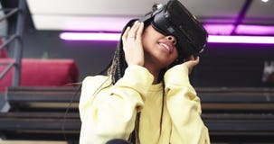 Het portret maakte indruk op Afrikaanse dame gebruikend een virtuele werkelijkheidsglazen om rond de wereld te reizen, is zij zee stock videobeelden Het portret maakte indruk op Afrikaanse dame gebruikend een virtuele werkelijkheidsglazen om rond de wereld te reizen, is zij zee stock videobeelden